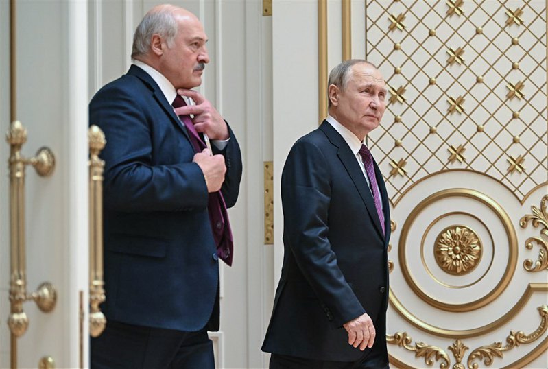 Путін і Лукашенко заходять у зал для спільної пресконференції після переговорів у Мінську, 19 грудня 2022 р.