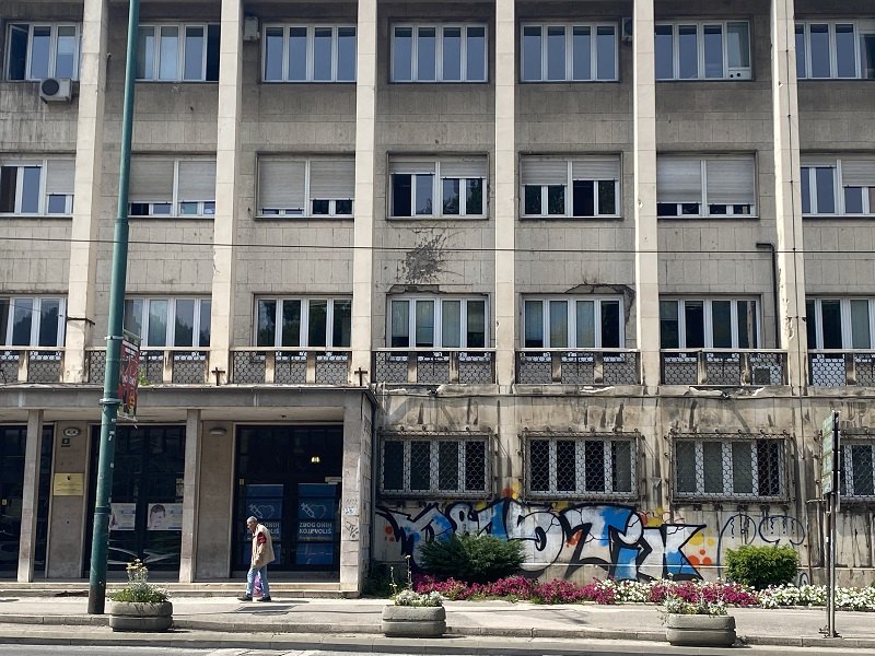 Будинок на вулиці Сараєва зі слідами обстрілів. Літо 2023