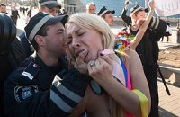 Милиционеры сломали ключицу активистке FEMEN 