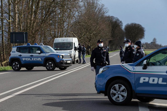 Поліція на в'їзді в провінцію Лоді, Італія