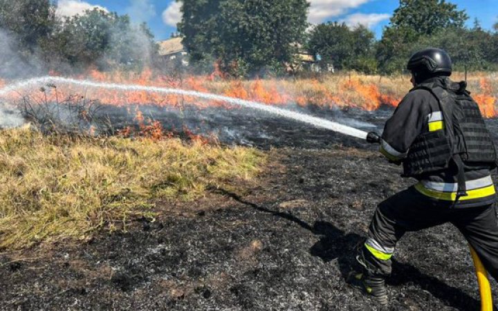 На Харківщині через російські обстріли виникла масштабна пожежа сухостою