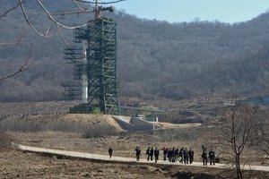 В КНДР завершена установка ракеты на стартовую площадку