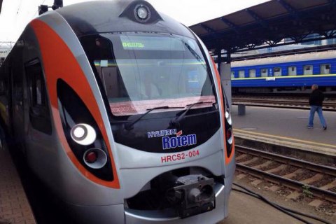 Поезд Перемышль - Киев задержался на четыре часа из-за обрыва контактной сети