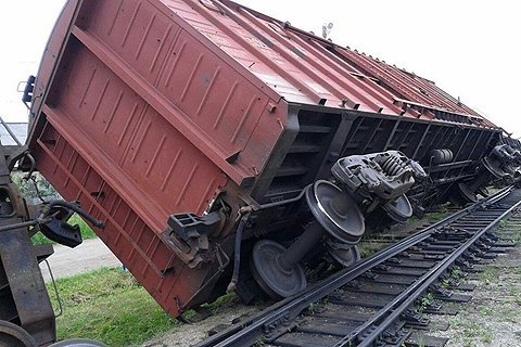 В Днепропетровской области из-за воров металлолома сошел с рельсов грузовой вагон поезда