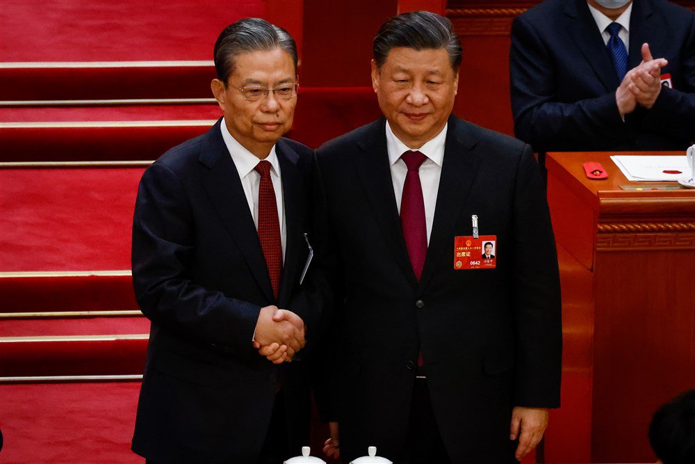 Сі Цзіньпін тисне руку члену Чжао Лецзі під час засідання Всекитайських зборів у Пекіні, 10 березня 2023 року.