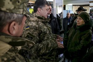 Порошенко пообещал безопасность избирателям на Донбассе