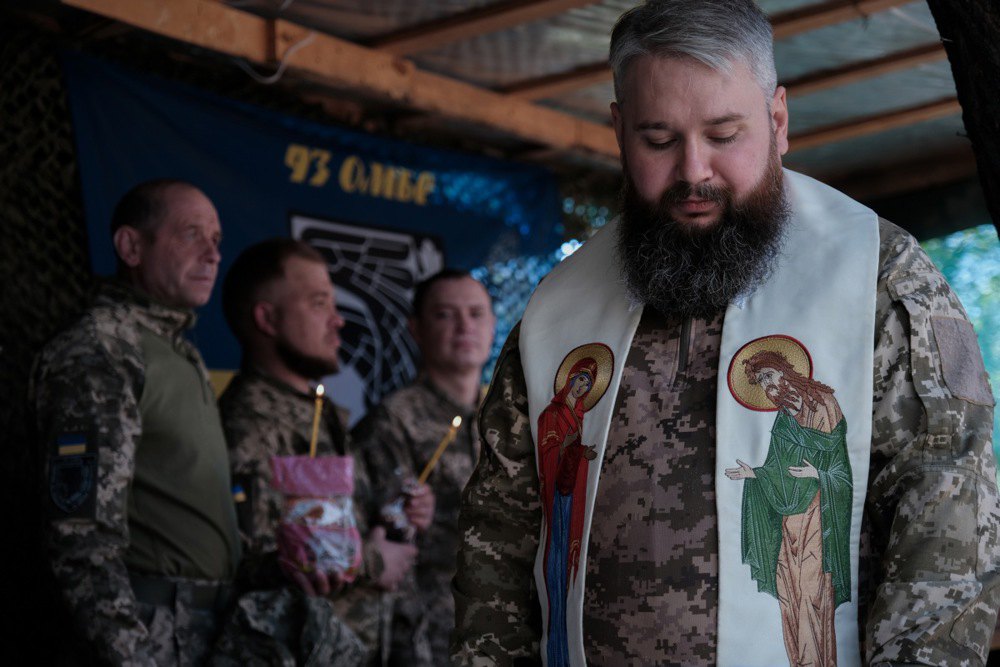 Військовий капелан Олександр проводить Великодню службу для одного з батальйонів 93-ї бригади ЗСУ в Донецькій
області, 20 квітня 2025 року