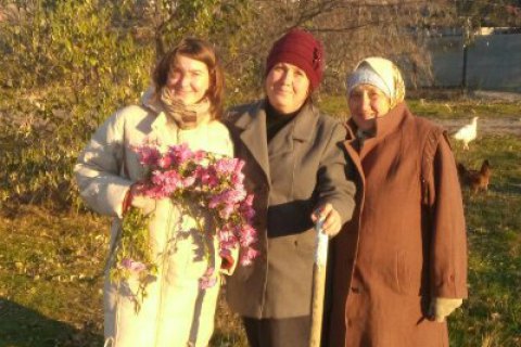Лікарі ПДМШ допомогли висадити сад у Станиці Луганській