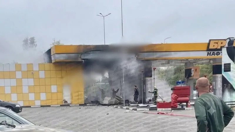 Наслідки удару російського безпілотника по заправці 'БРСМ' на Рівненщині