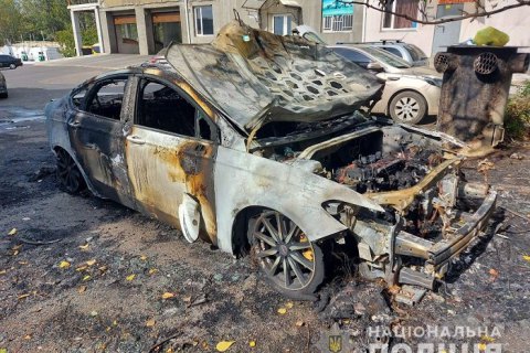 ​У Миколаєві невідомі спалили машину кандидата в депутати від "Слуги Народу" Дениса Жела