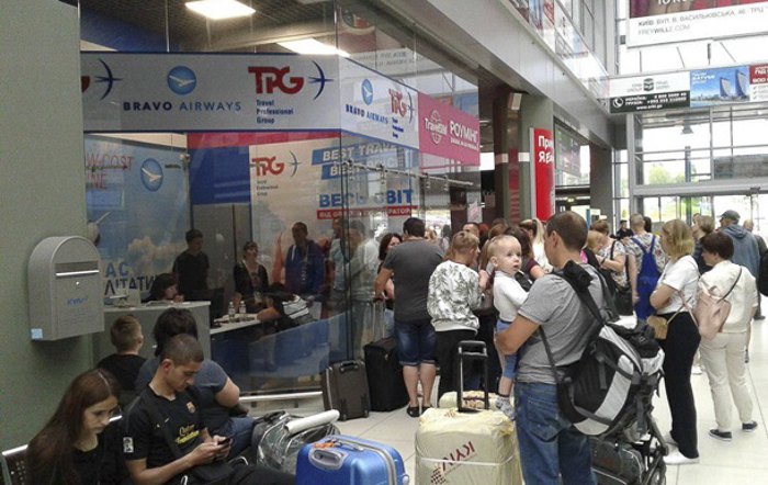 Туристы, которые застряли в аэропорту Киев в ожидании рейса 