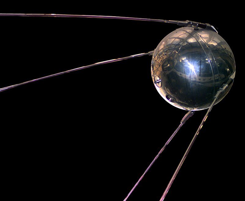 Копія “Спутника 1”, першого у світі штучного супутника Землі, виведеного у відкритий космос