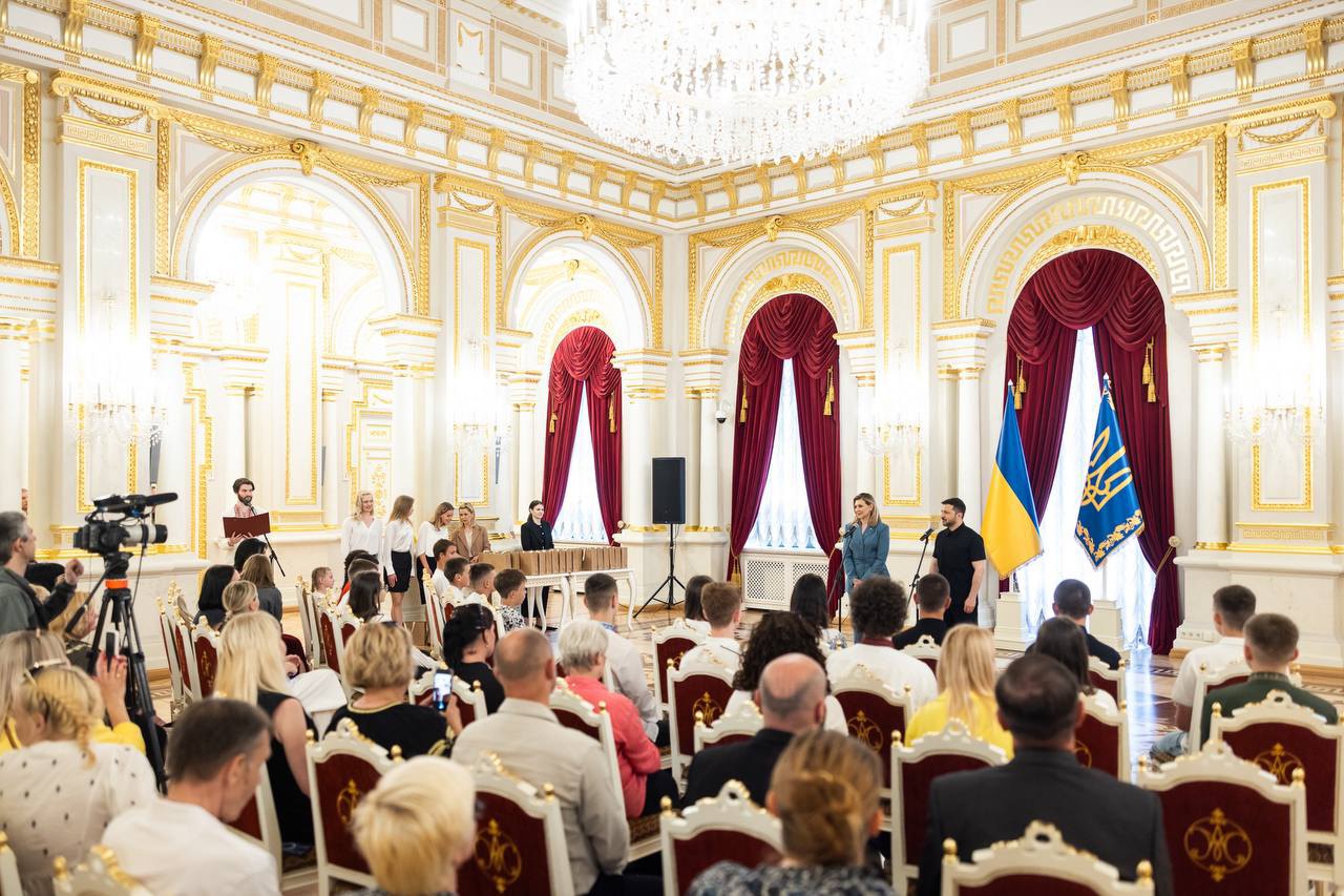 зустріч Володимира та Олени Зеленських із дітьми на врученні відзнаки «Майбутнє України»