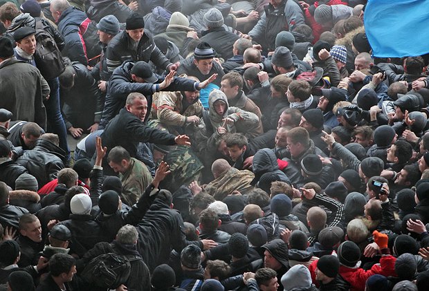 Столкновения сторонников Украины и сторонников России под Совмином Крыма в Симферополе 26 февраля 2014 года