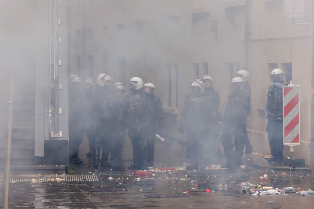 Поліція використовує водомети проти протестувальників поблизу будівлі Ради ЄС в Брюсселі.
