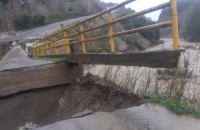 В Италии из-за сильного ливня упал автомобильный мост