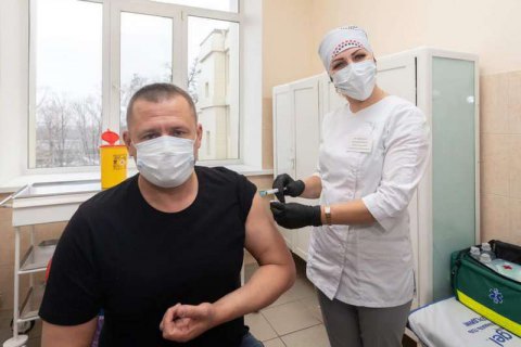 Мер Дніпра вакцинувався від ковіду, розкритикувавши щеплення "публічних персон"