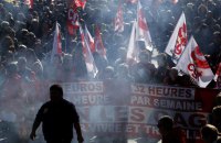 У Франції через страйки проти пенсійної реформи відбулися перебої в роботі шкіл, транспорту і заводів