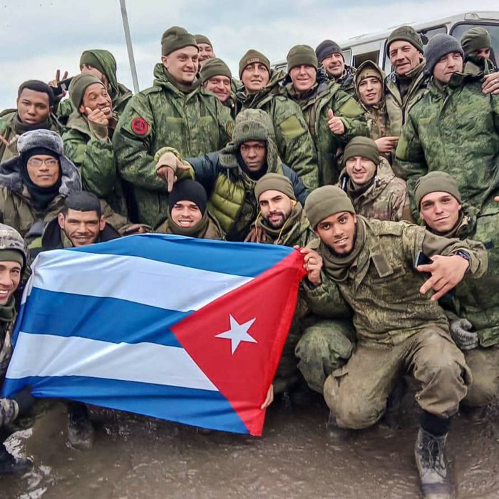 Один з кубинців, які воюють на стороні окупантів, надіслав цю фотографію своїй родині, під час перебування армії РФ в Україні. 