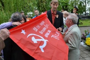 Комуністи Івано-Франківська розгорнули червоні прапори на кладовищі