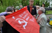Комуністи Івано-Франківська розгорнули червоні прапори на кладовищі