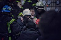 У Дніпрі рятувальники дістали жінку з-під завалів будинку, який знищила російська ракета