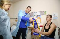 Светличная и Шевченко перед матчем Украина-Сербия встретились с воинами АТО в харьковском госпитале