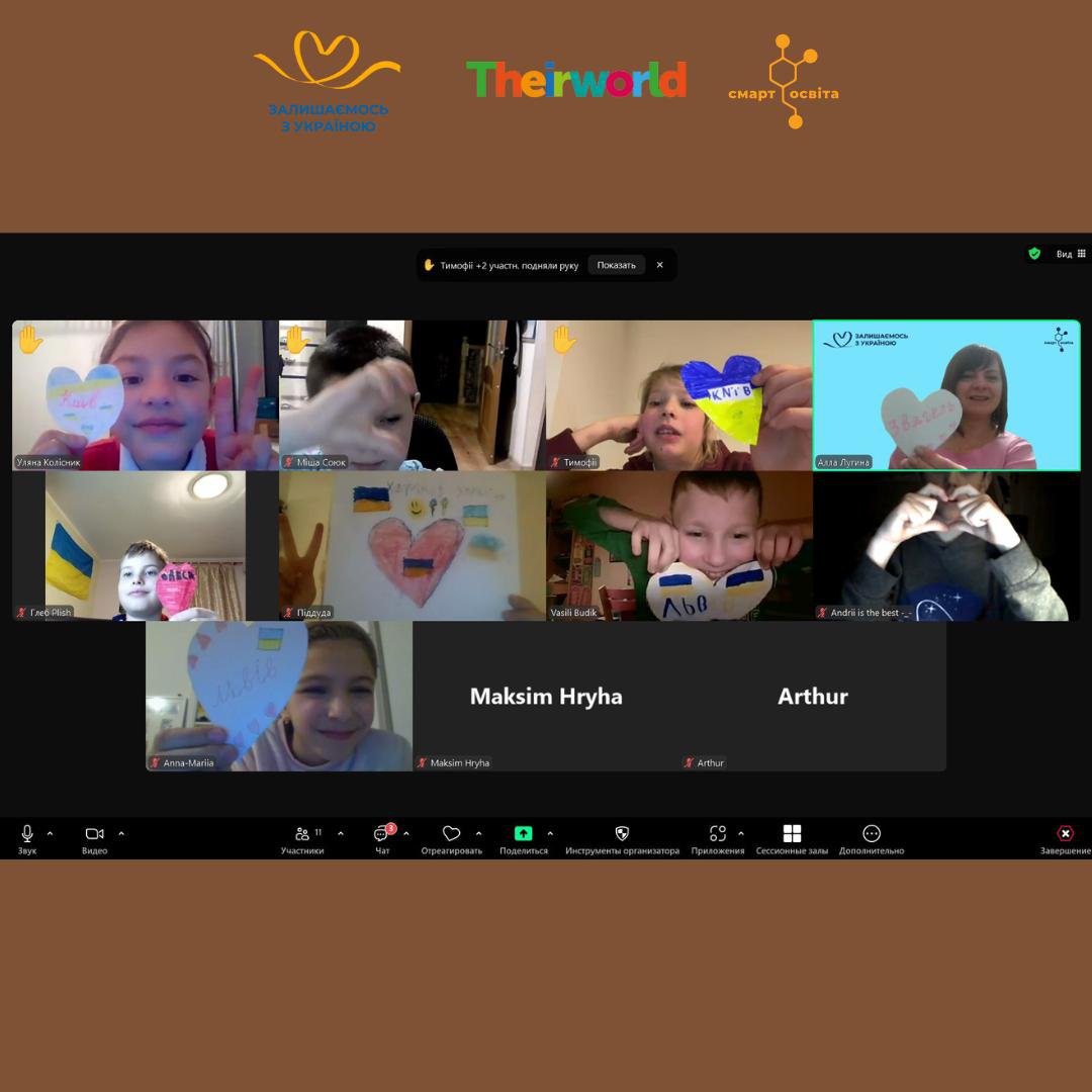 Учні проєкту «Залишаємось з Україною» за тисячі кілометрів надсилають серденька рідному місту до Дня Соборності України.