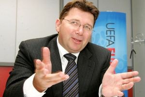 Євро-2012 обіцяють не переносити в іншу країну
