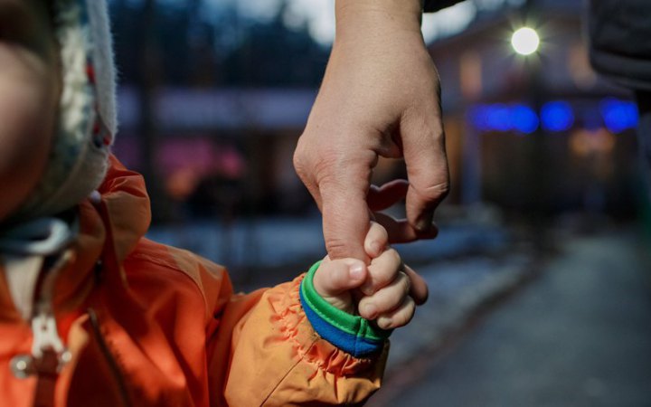 В Україні дозволили забирати дитину в родину до рішення суду про усиновлення