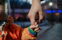 В Україні дозволили забирати дитину в родину до рішення суду про усиновлення