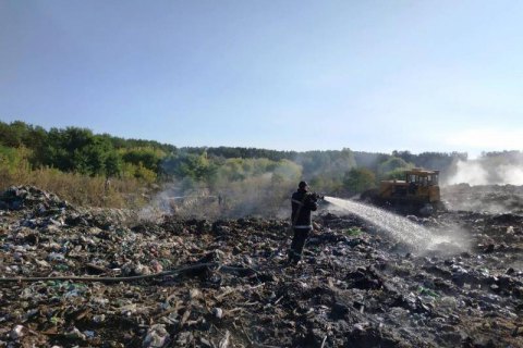На Житомирщині горить сміттєзвалище, вогонь може перекинутись на ліс