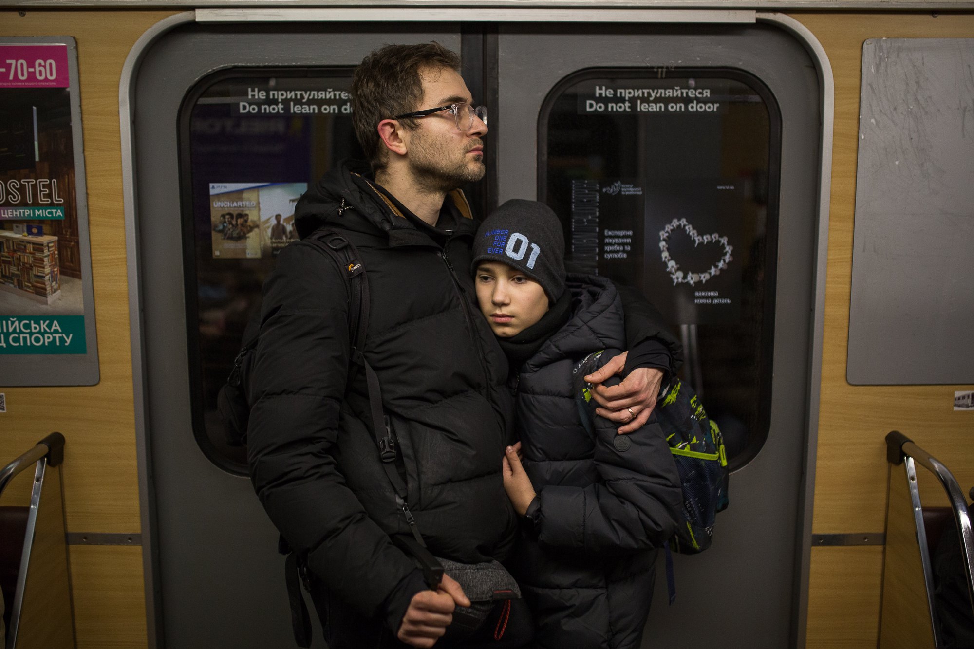 Михайло Палінчак</b> <b>везе свого старшого сина Арсенія (13 років) на вокзал, звідки він потягом відправиться до Ужгорода, Київ, 24 лютого 2022.