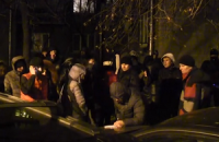 Участники "антимайдана" требовали денег под офисом ПР