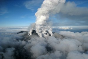 Число пострадавших при извержении вулкана в Японии достигло 63 человек
