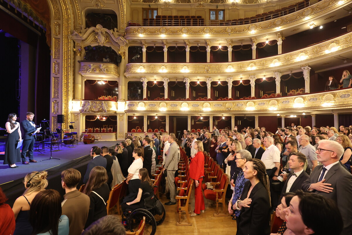 Учасники конференції у Львівській опері під час виконання державного гімну