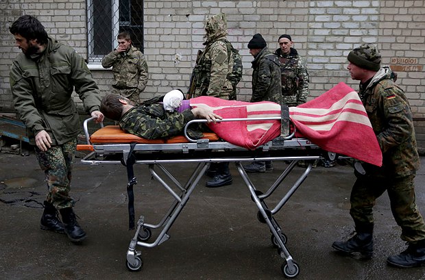 Эвакуация раненого бойца из Артемовска