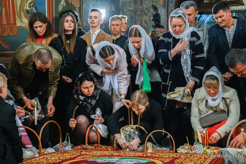 Віряни під час пасхального богослужіння в Михайлівському соборі Києва.