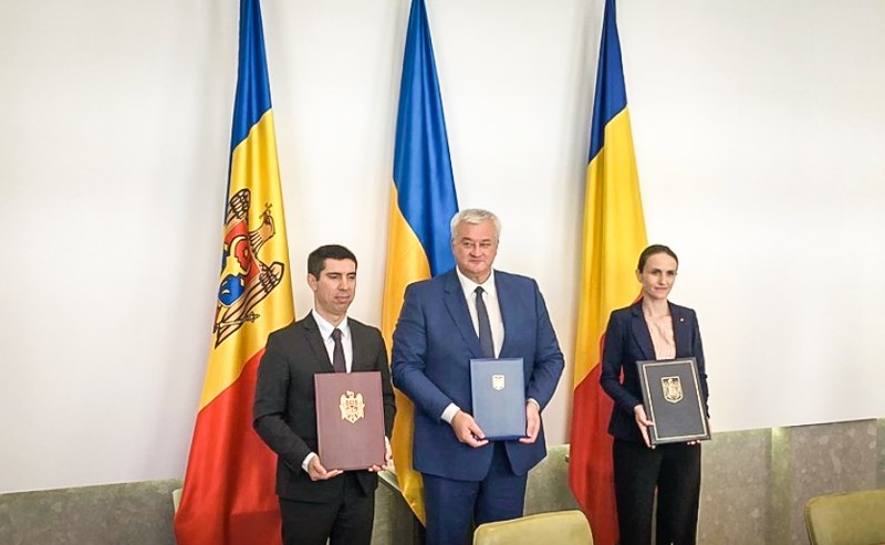 У Чернівцях глави МЗС України, Молдови та Румунії підписали спільну заяву за результатами зустрічі.