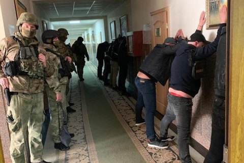 Находящийся в розыске бизнесмен с "титушками" напал на офис Службы автодорог в Одессе