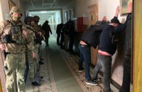 Находящийся в розыске бизнесмен с "титушками" напал на офис Службы автодорог в Одессе