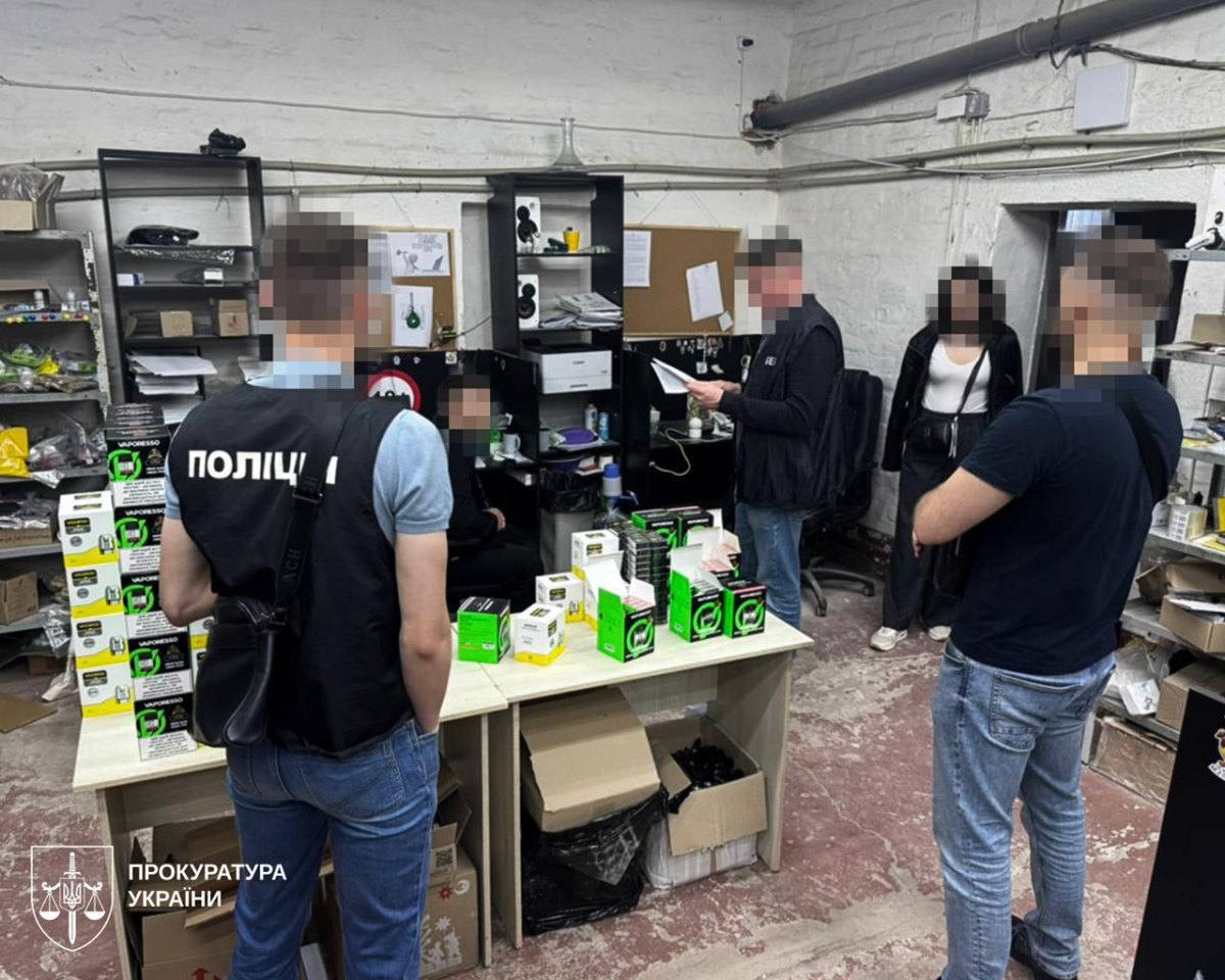 Обшуки під час спецоперації проти тіньового ринку вейпів