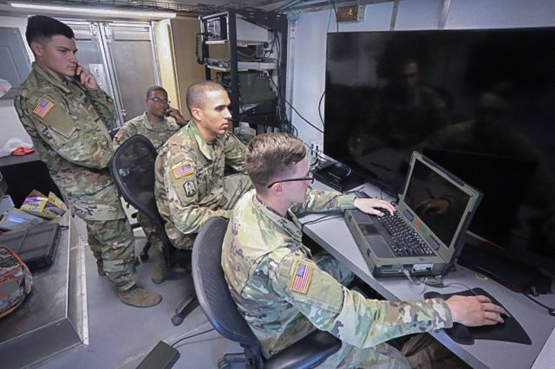 Сержант Ернан Давілеон (у центрі праворуч), фахівець з управління вогнем 18-го полку польової артилерії армії США, наглядає за Тейлоном Тушинський (праворуч), який керує ракетно-пусковою установкою HIMARS оснащеною новою модифікацією ATACMS на ракетному полігоні Вайт-Сандс, Нью-Мексико.