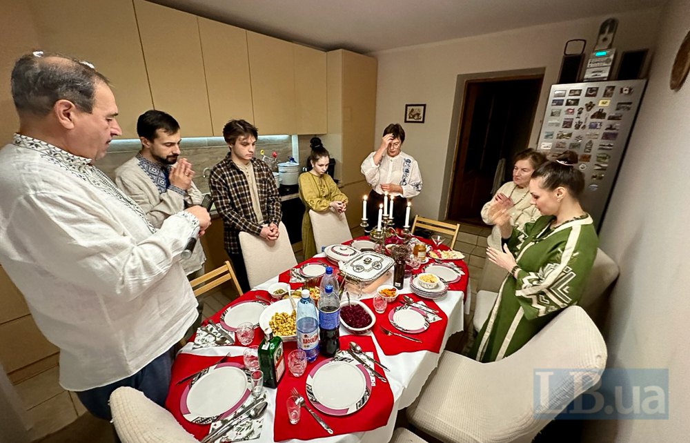 Родина читає моливу перед трапезою на Святвечір.