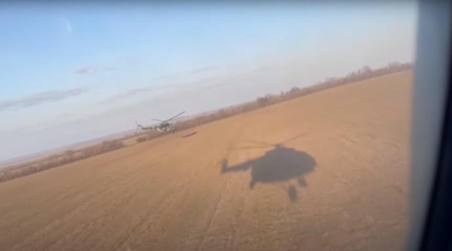 Польот українського гелікоптера до блокованого Маріуполя.