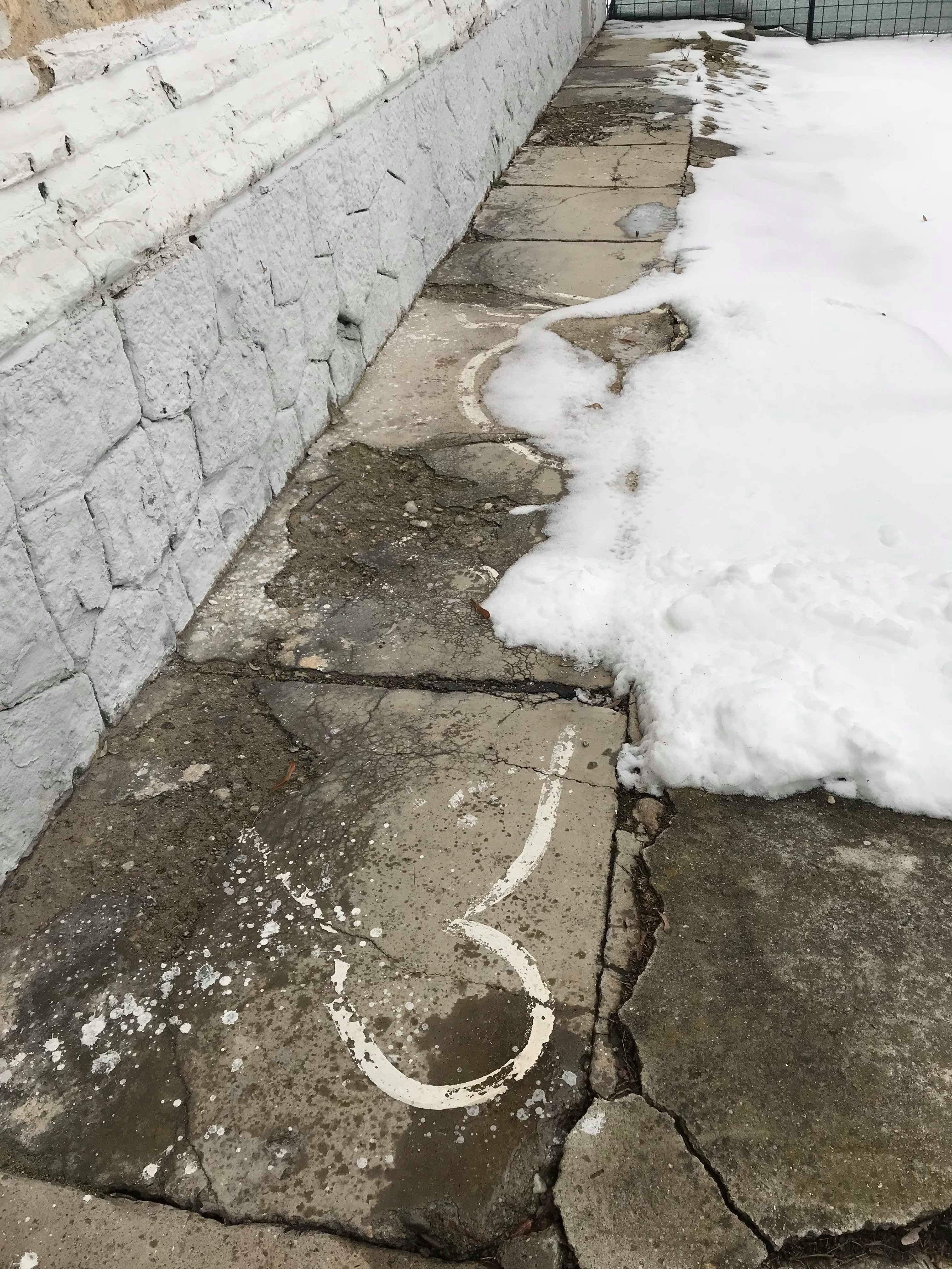 обведені котури тіл на місці страти подружжя Чаушеску