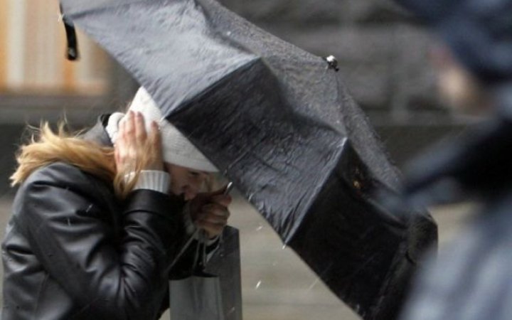 В четвер в Україні прогнозують дощ, сильний вітер та заморозки