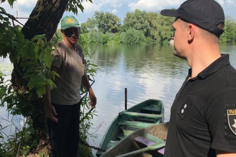 Полиция патрулирует берега речки Рось из-за химикатов