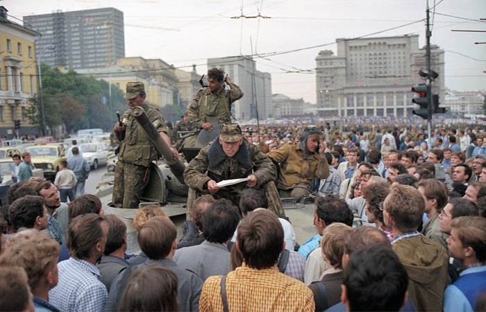 Військова техніка на Манежній площі під час серпневого путчу 1991 року
