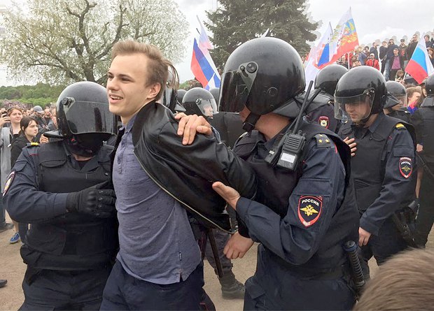 В Петербурге на Марсовом поле полиция задерживает митингующих 